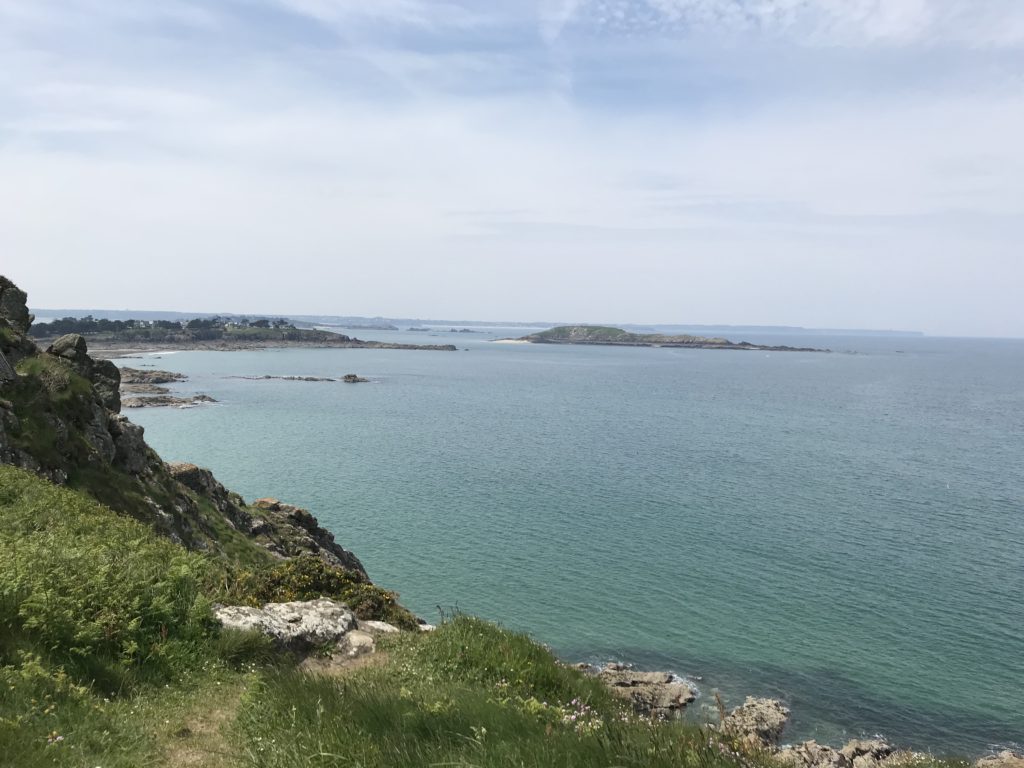 La Pointe du Chevet et l'île des Hébihens